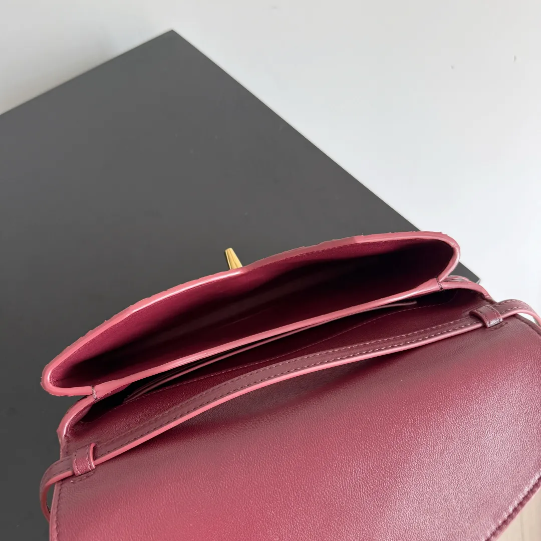 Batch 1660 BOTTEGA VENETA 2025 new product KNOT LOCK crossbody bag subverts the rigid lines of traditional tote bags, using drapey leather to create a three-dimensional silhouette that breathes. It has compartments and multiple card slots inside, making it a versatile commuter bag that can be used in various occasions. The details are full of exquisiteness, the casual retro color tone, and the upper body are full of elegance. Whether you are commuting or going out on the street, you can easily hold it. The two carrying methods of hand-carrying and long shoulder strap are very practical! At the same time, the shoulder strap is detachable, suitable for various dressing styles~ Whether it is a dinner party or daily commuting, it can be easily controlled and becomes your versatile tool❤️ Style number: 817191 Size: 25*16*5.5cm